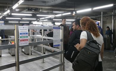São Paulo (SP), 28/11/2023 - Aviso da paralização parcial na estação da Luz durante a greve no metrô em protesto contra as privatizações do transporte e saneamento básico. Foto: Rovena Rosa/Agência Brasil
