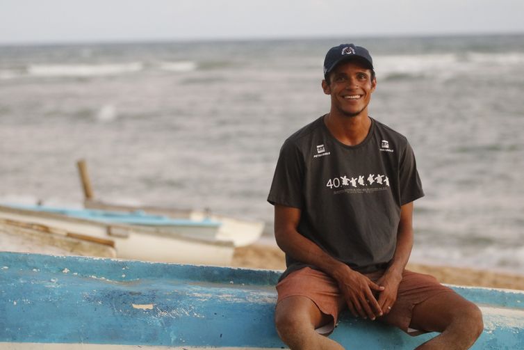 O biólogo Claudemar Santana, o Mazinho, nativo de Praia do Forte, formado e empregado pelo Projeto Tamar, que comemora a marca de 40 milhões de tartarugas marinhas protegidas e devolvidas ao oceano. 