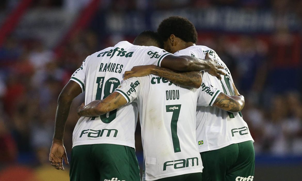 O jogador Luiz Adriano, da SE Palmeiras, comemora seu gol contra a equipe do CA Tigre, durante partida válida pela primeira rodada, fase de grupo, da Copa Libertadores, no Estádio José Dellagiovanna. (Foto: Cesar Greco)