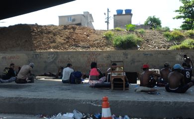Rio de Janeiro – Usuários de crack concentram-se nas imediações das obras da Trasncarioca, na Avenida Brasil, próximo ao Complexo da Maré, zona norte da cidade (Tânia Rêgo/Agência Brasil)