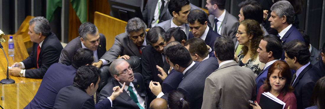 Eduardo Cunha cercado de parlamentares durante votação da reforma política