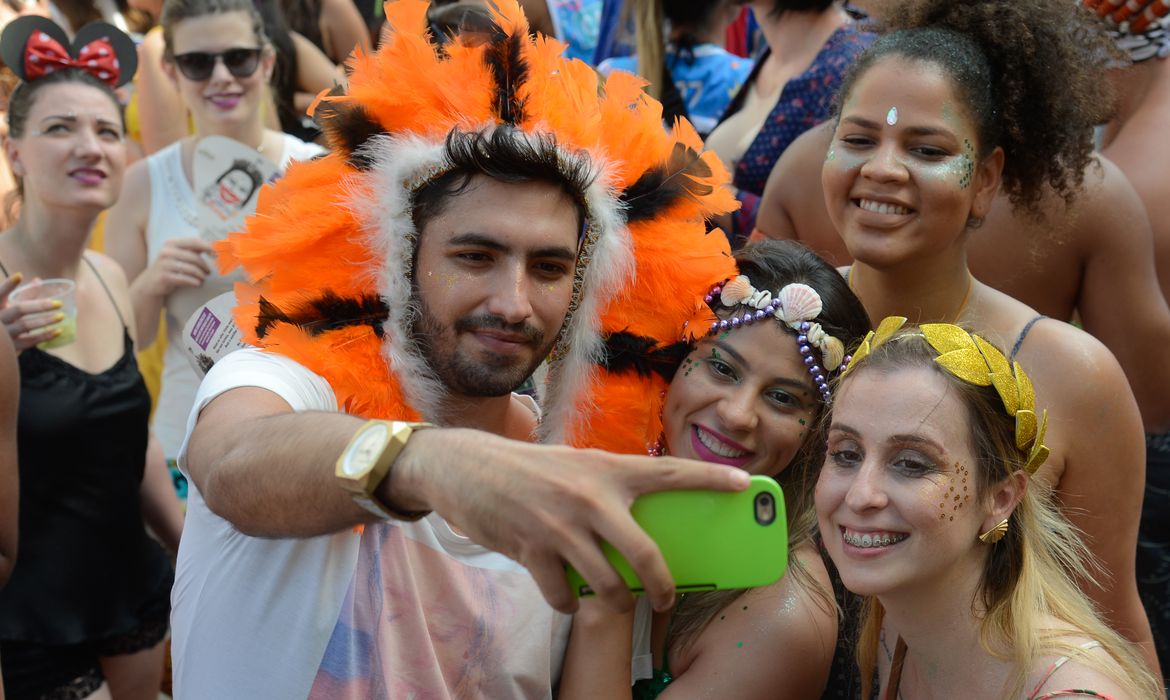Rio de Janeiro - Bloco das Carmelitas anima foliões em Santa Teresa, região central da capital fluminense, no primeiro dia do carnaval carioca  (Tomaz Silva/Agência Brasil)