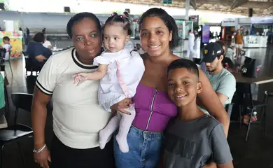 Brasília (DF), 22/12/2025 – O que as pessoas acham do natal, Joselita da Conceição (mãe) (e) e  Joseli da Conceição (filha) (d).
Foto: Valter Campanato/Agência Brasil