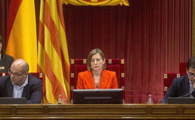 O presidente da Generalitat, Carles Puigdemont, durante seu discurso de independência no Parlamento catalão 