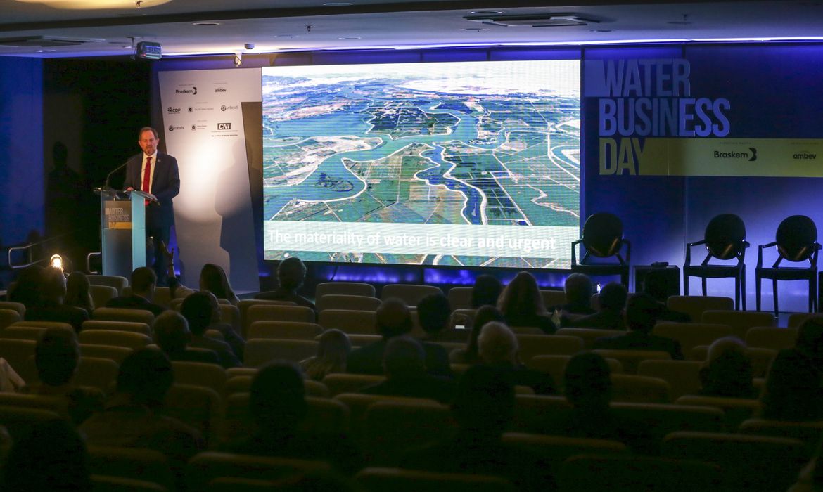 Brasília - O vice-presidente do Conselho Empresarial Mundial para o 
Desenvolvimento Sustentável, Peter White, fala no Water Business Day   (Fabio Rodrigues Pozzebom/Agência Brasil)