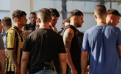 Rio de Janeiro (RJ) 23/10/2024 - Torcedores do time Peñarol, do Uruguai, envolvidos em confusão no Recreio dos Bandeirantes, são tradizos à Cidade da Polícia Civil. Foto: Fernando Frazão/Agência Brasil