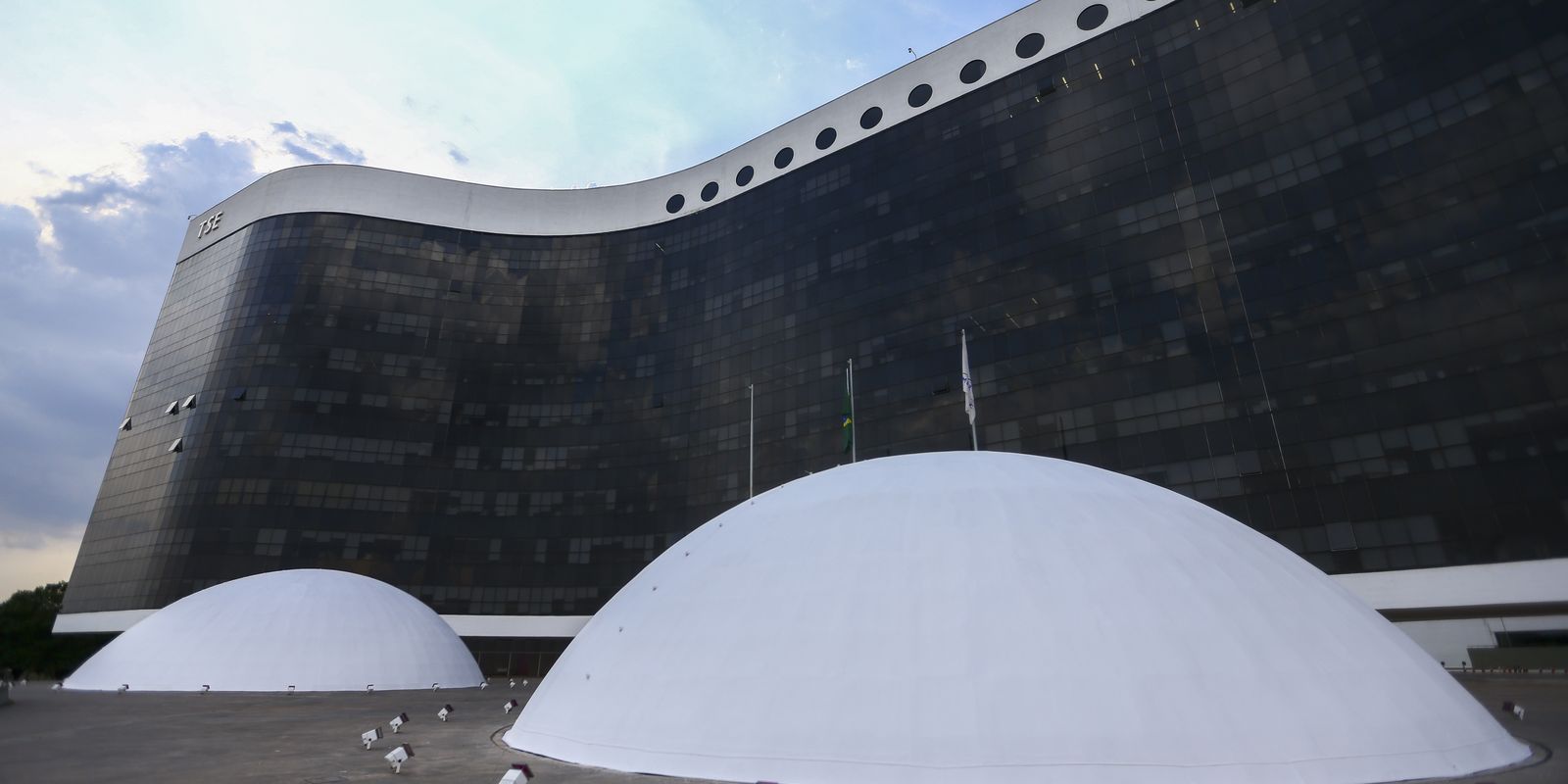 PL entra com sete representações no TSE contra o PT
