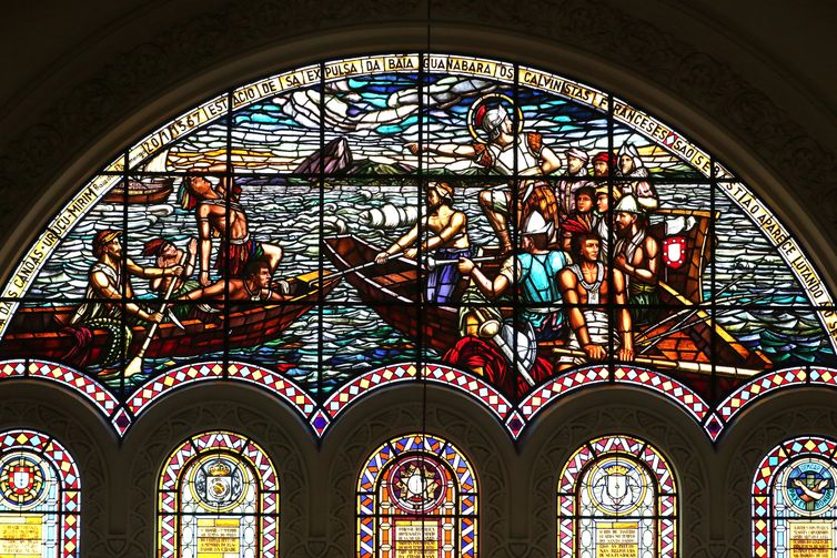 Rio de Janeiro (RJ), 28/02/2023 - Vitral que retrata a Batalha das Canoas travada entre portugueses e franceses, na igreja São Sebastião dos Capuchinhos, na Tijuca, zona norte da cidade. Foto:Tânia Rêgo/Agência Brasil