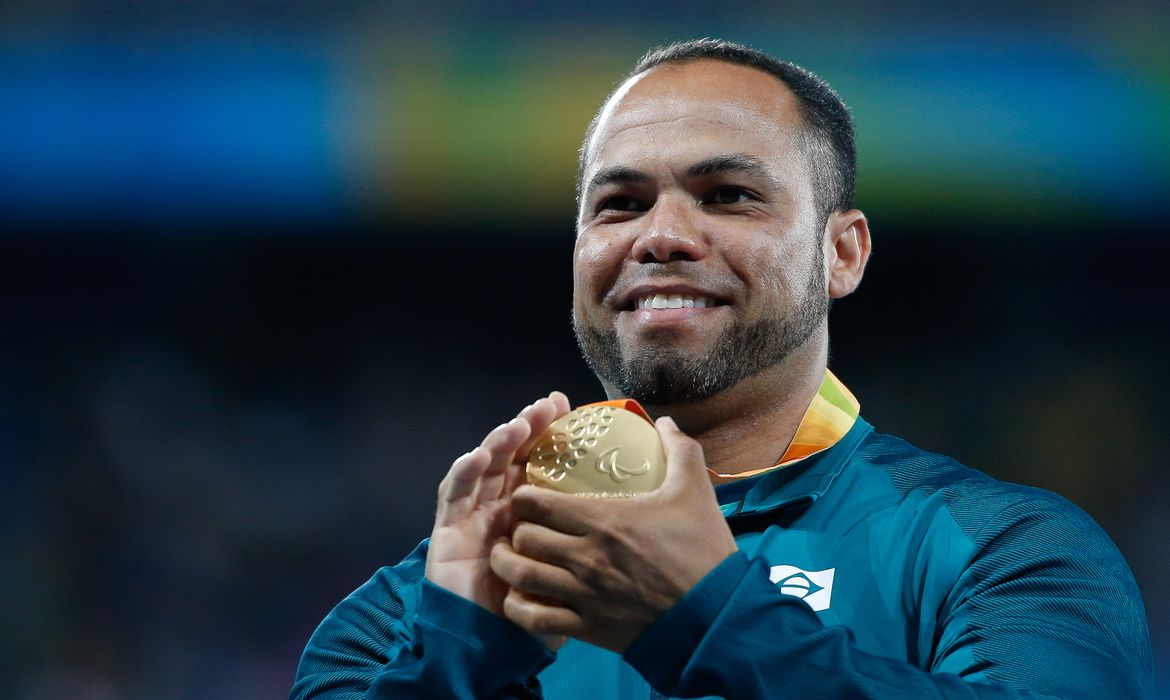 Rio de Janeiro - Brasileiro Claudiney Batista dos Santos recebe medalha de ouro no lançamento de disco F56 do atletismo nos Jogos Paralímpicos Rio 2016, no Estádio Olímpico. (Fernando Frazão/Agência Brasil)