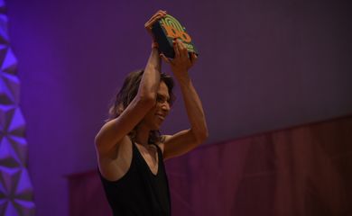 A cantora Wrany recebe o Prêmio Rádio MEC 2022 na categoria melhor música popular brasileira na Sala Cecília Meireles, no Rio de Janeiro