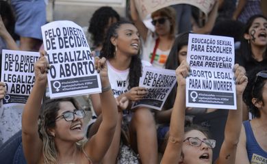 Rio de Janeiro - Mulheres protestam contra PEC 181 que pode criminalizar o aborto, na Cinelândia (Tomaz Silva/Agência Brasil)