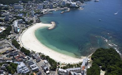 Praia vazia em Shirahama, no Japão, após alerta de tsunami
photo taken by Kyodo. Mandatory credit Kyodo/via REUTERS ATTENTION EDITORS - THIS IMAGE HAS BEEN SUPPLIED BY A THIRD PARTY. MANDATORY CREDIT. JAPAN OUT. NO COMMERCIAL OR EDITORIAL SALES IN JAPAN.