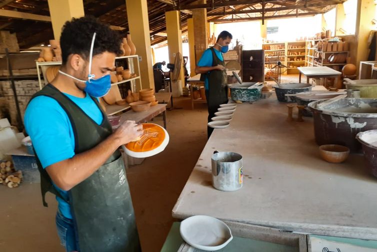 Artesãos  trabalham numa oficina que fica na região do Parque Nacional Serra da Capivara, produzem, pratos, vasos, copos entre outros itens de argila que ganham desenhos rupestres