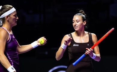 Dupla de Luisa Stefani e Timea Babos derrota russas Diana Shnaider (Rússia) e Mirra Andreeva (Rússia) no segundo jogo do WTA Finals, em 04/11/2025