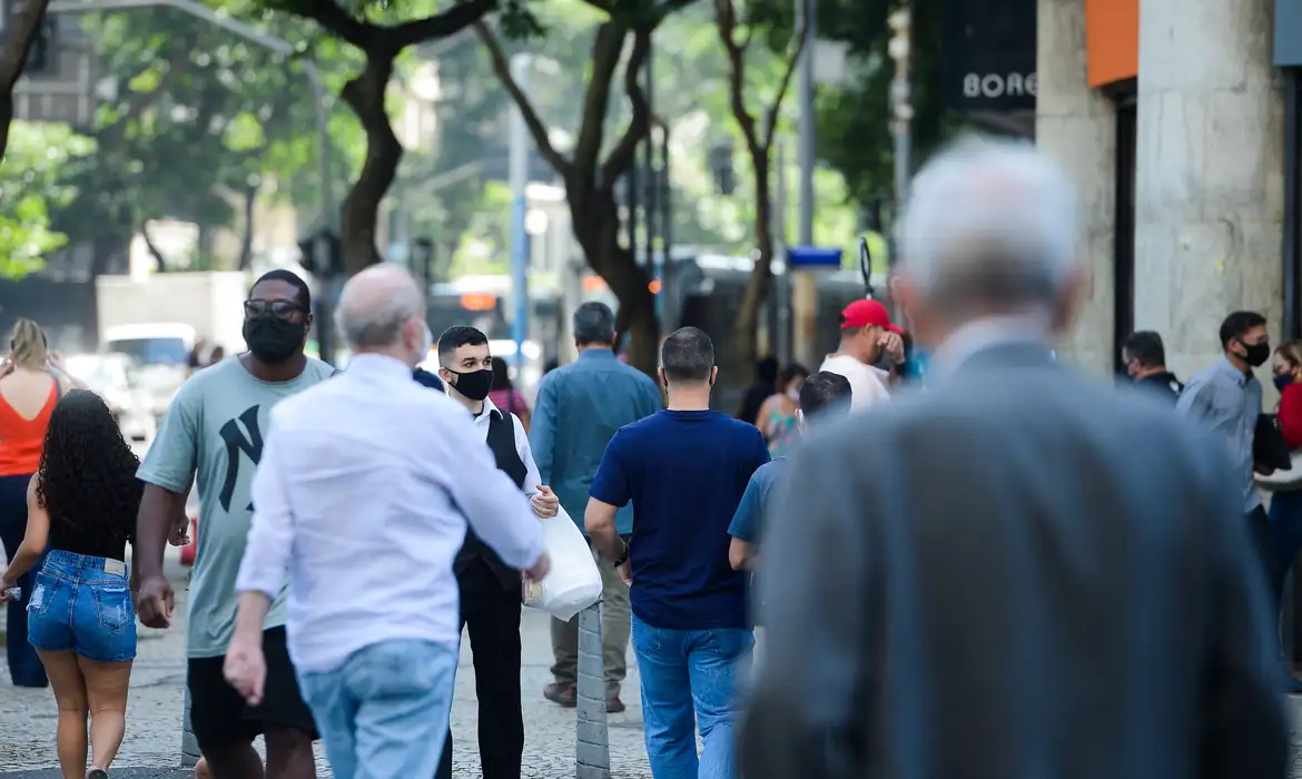 Pessoas com máscara caminham no centro do Rio de Janeiro