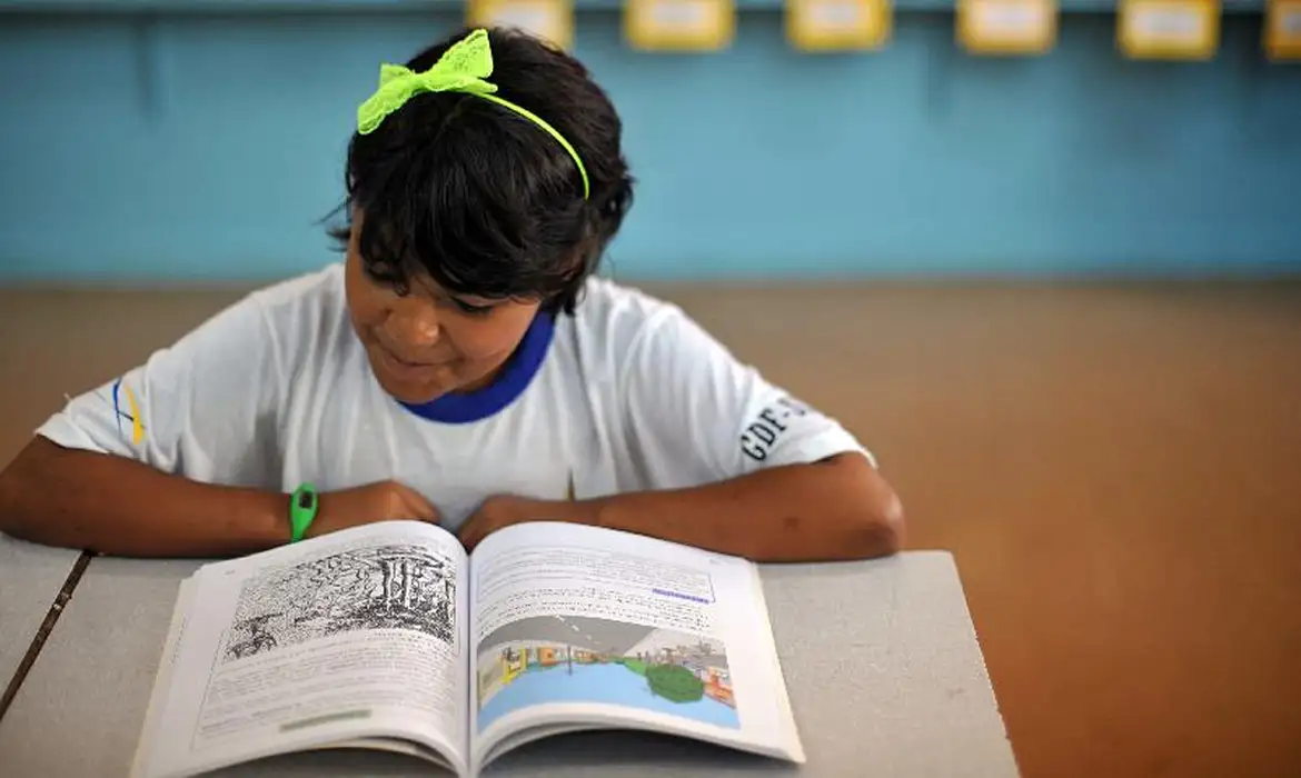 Alunos da Escola Classe da 206 Sul aprendem sobre a importância de cuidar bem dos livros didáticos, que nos anos seguintes deverão ser usados por outros estudantes.
Foto: Marcello Casal Jr/Agência Brasil/Arquivo