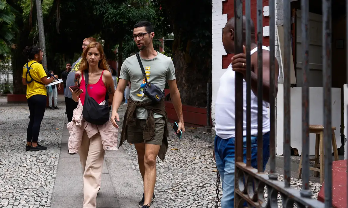 Rio de Janeiro(RJ), 10/11/2024 - Primeiros estudantes deixam o local de prova no segundo dia do Exame Nacional do Ensino Médio (Enem) 2024, na universidade UNINASSAU, no Flamengo, zona sul da cidade. Foto: Tânia Rêgo/Agência Brasil
