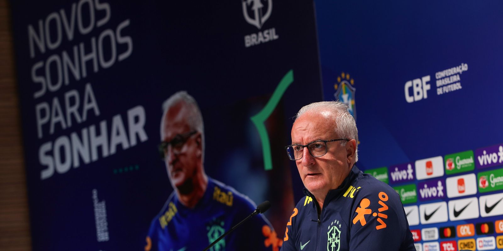 Seleção inspira o mundo e precisa voltar a vencer, diz Dorival Júnior Seleção inspira o mundo e precisa voltar a vencer, diz Dorival Júnior