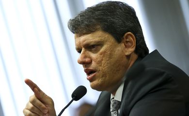 O ministro da Infraestrutura, Tarcísio de Freitas, participa de audiência pública na Comissão de Serviços de Infraestrutura do Senado.