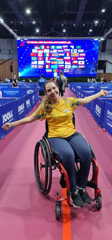 Mesatenista Carla Maia, que é repórter da TV Brasil, vai disputar Paralimpíada de Paris após 20 anos no esporte. 