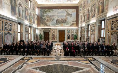 O Papa Francisco assiste a uma audiência com os Oficiais do Arquivo Secreto Vaticano no Vaticano, em 4 de março de 2019. Mídia do Vaticano 