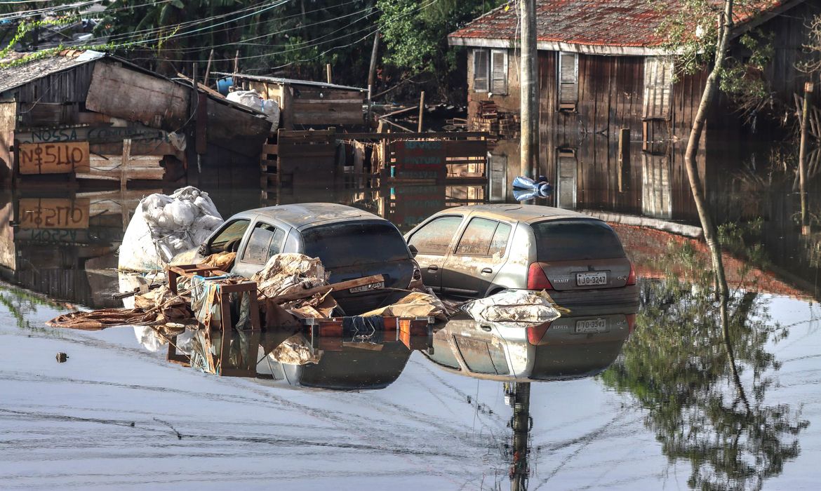 Donos de Veículos com perda total nas enchentes podem pedir devolução de parte do IPVA; saiba como Radioagência  Nacional