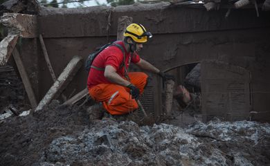 Mariana (MG) - Rompimento de duas barragens da mineradora Samarco na última quinta-feira (5). Em meio ao cenário de muita lama, barro e destruição, bombeiros fazem buscas atrás de vítimas (Antonio Cruz/Agência Brasil)