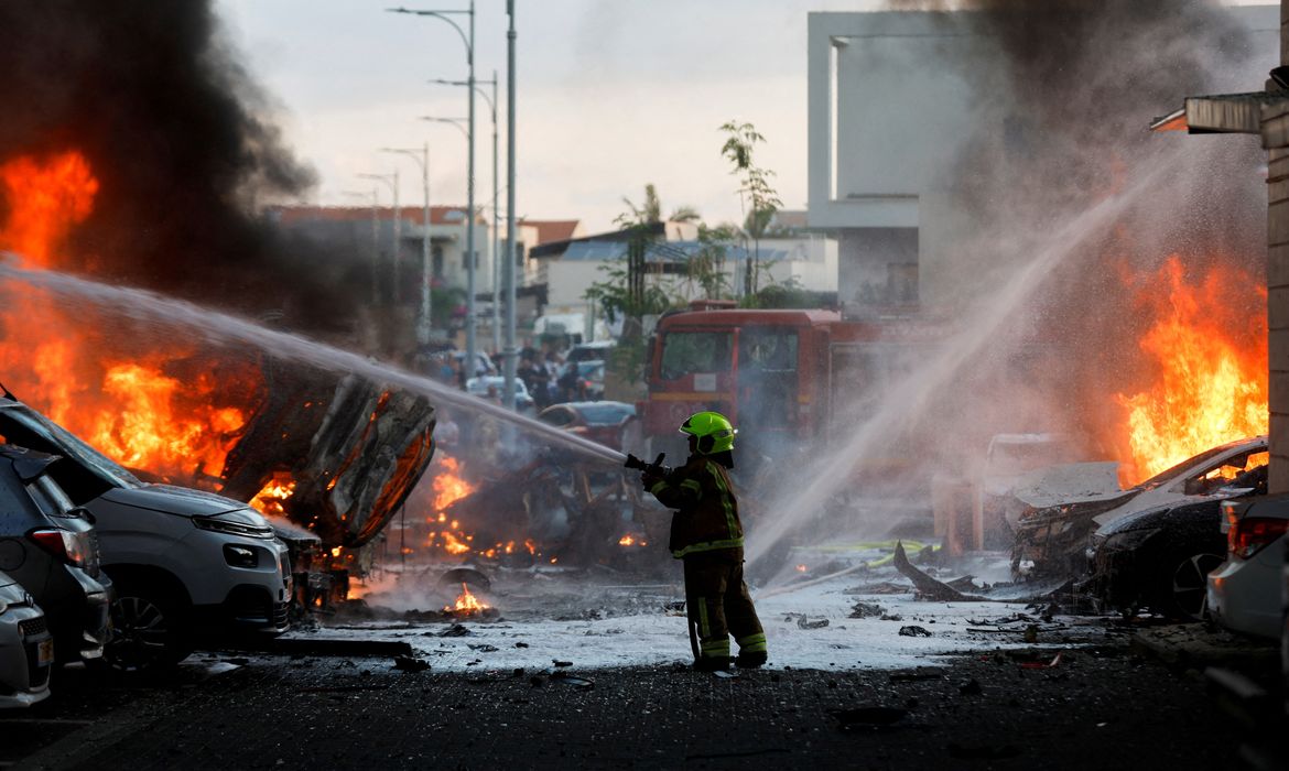 Foguetes disparados de Gaza atingem região próxima à Tel Aviv. REUTERS/Amir Cohen