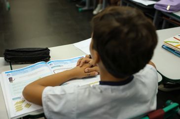  Alunos em sala de aula no Centro Integrado de Educação Pública (CIEP) 001, no Catete, na zona sul da capital fluminense