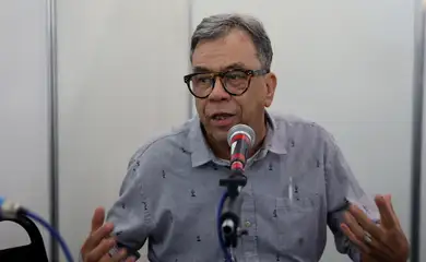 Brasília - O curador da 33ª Feira do Livro de Brasília, Luis Turiba,  concede entrevista à Radio Nacional de Brasília (Wilson Dias/Agência Brasil)