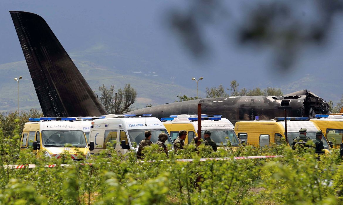 Avião militar cai na Argélia - Foto Ranzi Boudina-Reuters