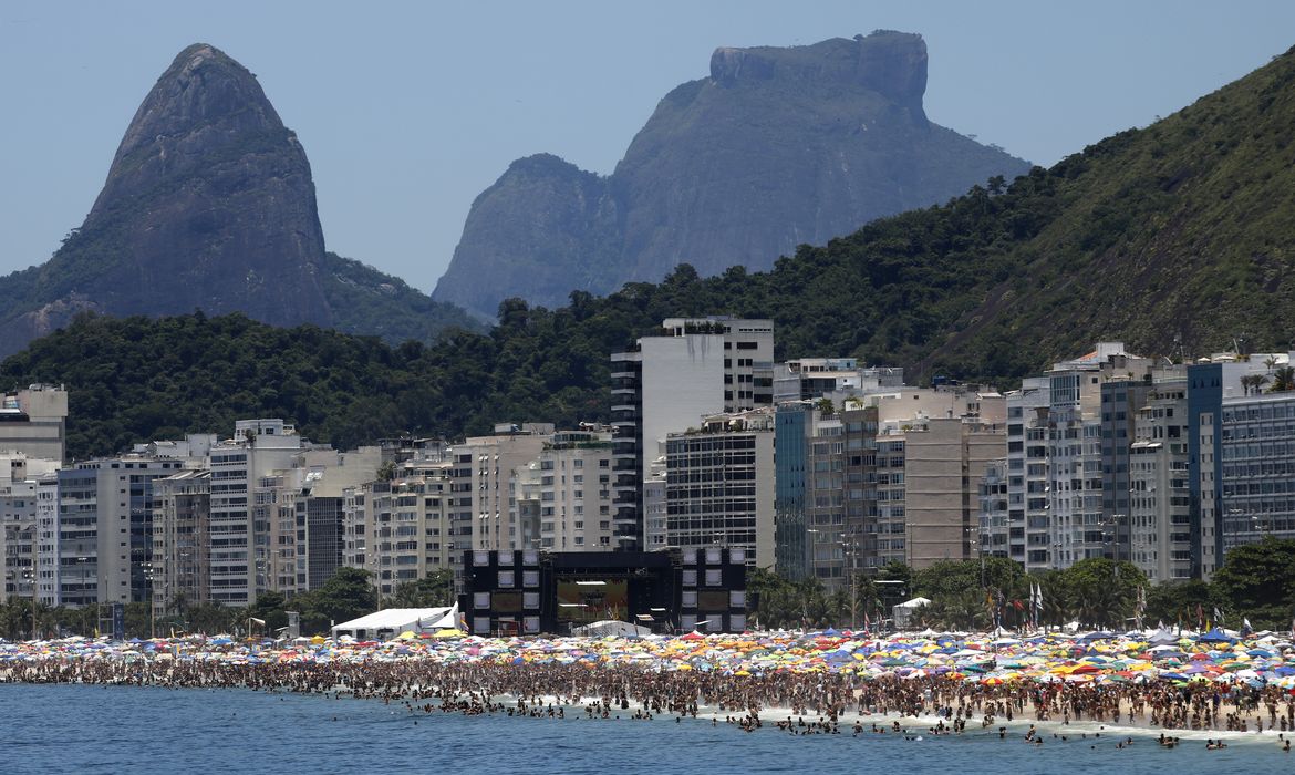  Cariocas e turistas aproveitam o último dia do ano para curtirem a praia de Copacabana, zona sul da cidade. 