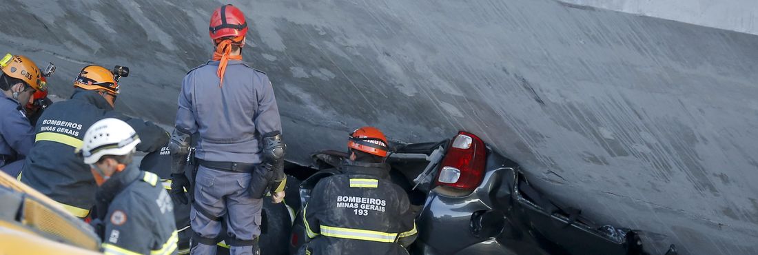 Bombeiros trabalham no resgate de vítimas do acidente ocasionado pela queda de um viaduto em Belo Horizonte nesta quinta-feira (03)