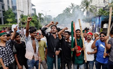 Demonstrators shout slogans after they have occupied a street during a protest demanding the stepping down of Bangladeshi Prime Minister Sheikh Hasina, following quota reform protests by students, in Dhaka, Bangladesh, August 4, 2024. Reuters/Mohammad Ponir Hossain/Proibida reprodução