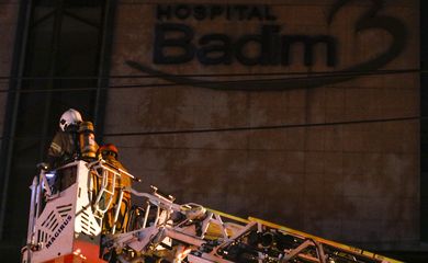 Bombeiros tentam controlar um Incêndio, que atinge o prédio do Hospital Badim, no bairro do Maracanã, zona Norte da cidade. 