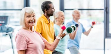 Idosos se exercitando