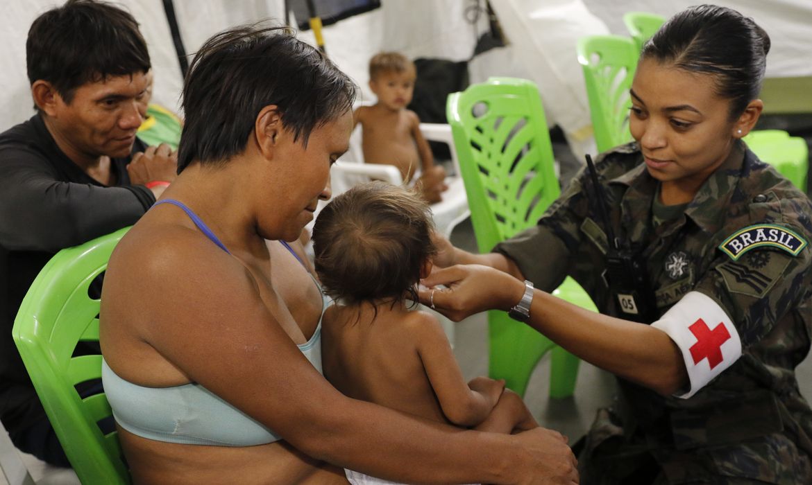 Atendimento aos indígenas Yanomami trazidos ao Hospital de Campanha da Força Aérea Brasileira, instalado na na Casa de Saúde do Índio, em Boa Vista.