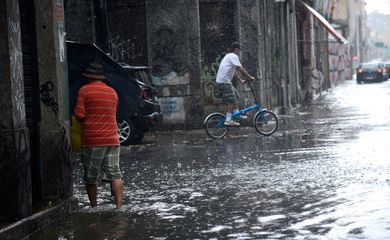 Fortes chuvas e ventos causam transtornos no centro do Rio