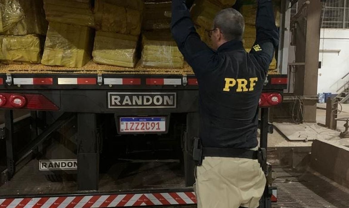 Agentes da PRF e da PF fazem a maior apreensão de drogas do país