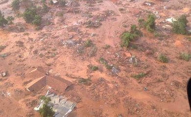 Mariana (MG) - Uma barragem pertencente à mineradora Samarco se rompeu no distrito de Bento Rodrigues, zona rural a 23 quilômetros de Mariana, em Minas Gerais, e inundou a região (Corpo de Bombeiros/MG - Divulgação)