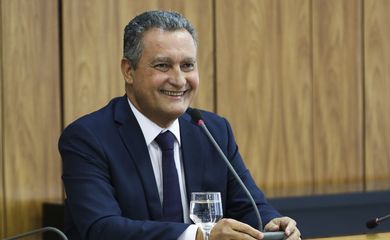 Ministro da Casa Civil, Rui Costa, fala à imprensa após reunião ministerial