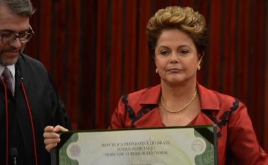O presidente do TSE, Dias Toffoli, diploma a presidenta reeleita Dilma Rousseff (Valter Campanato/Agência Brasil)