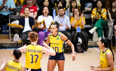 Capitã Gabi e Júlia Begmann comemoram vitória sobre Polônia, na penúltima partida da terceira e última fase da Liga das Nações de Vôlei feminino - brasil - seleção brasileira feminina - em 11/07/2025