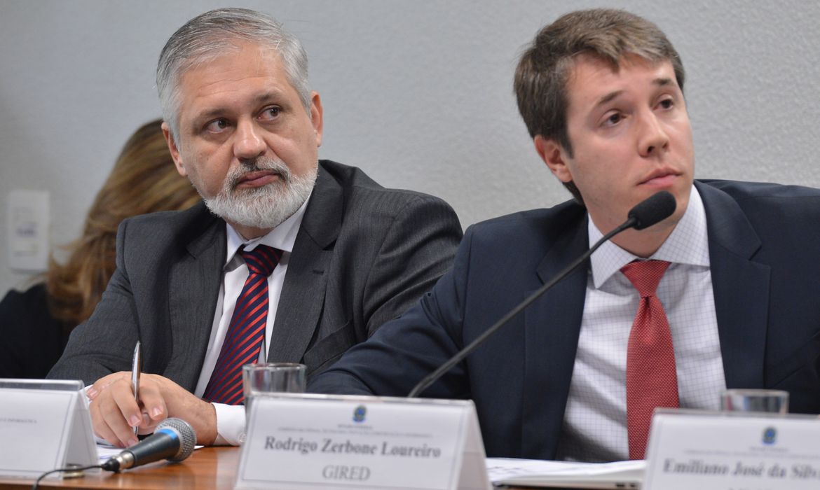 O diretor-presidente da Empresa Brasil de Comunicação (EBC), Nelson Breve e o Sr. Rodrigo Zerbone Louciro (GIRED), participam do debate sobre a migração digital no Senado (Antônio Cruz/Agência Brasil)