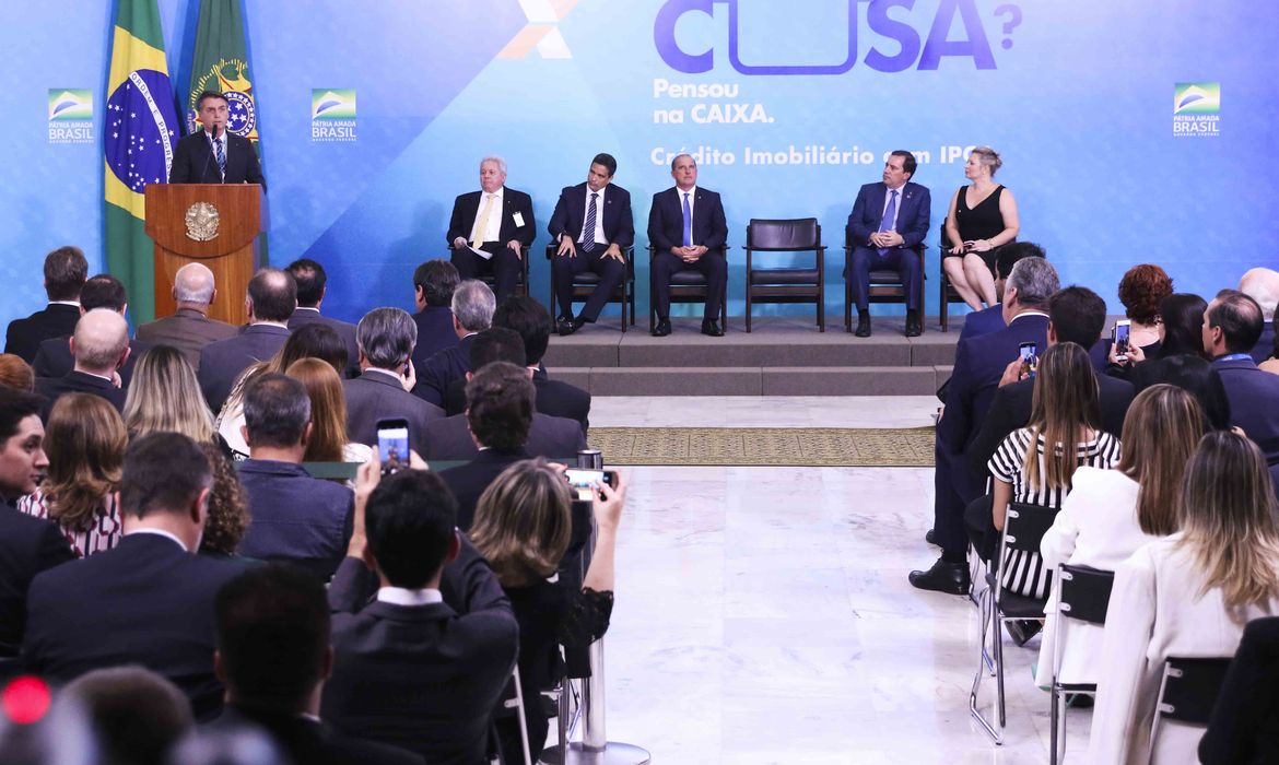 O presidente Jair Bolsonaro e o presidente da Caixa Econômica Federal, Pedro Guimarães, durante a cerimônia de lançamento do IPCA para Credito Imobiliário.