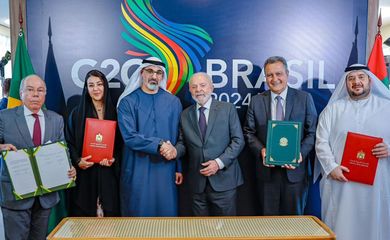 Rio de Janeiro (RJ), 18/11/2024 - Presidente da República, Luiz Inácio Lula da Silva com o ministro de Investimentos dos Emirados Árabes Unidos, Mohamed Hassan Alsuwaidi, assinam um Memorando de Entendimento que prevê o estabelecimento de mecanismo conjunto para promover a atração de investimentos dos EAU em setores estratégicos da economia brasileira, no G20. Foto: Ricardo Stuckert/PR