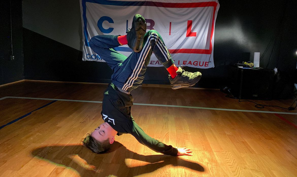 Isaac Witte pratica breakdance em academia de Washington