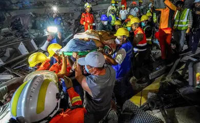 SENSITIVE MATERIAL. THIS IMAGE MAY OFFEND OR DISTURB Rescue workers carry a body of a victim, in the aftermath of a strong earthquake, in Mandalay, Myanmar, March 30, 2025. REUTERS/Stringer