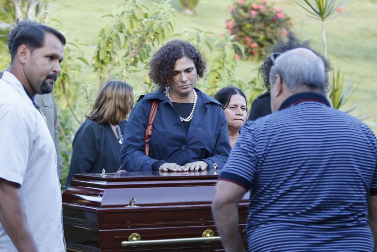 Familiares e amigos participam do sepultamento do cantor e compositor João Gilberto, no cemitério Parque da Colina, em Niterói.