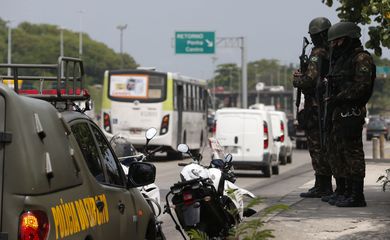 Rio de Janeiro - Militares do Exército, da Marinha e Aeronáutica fazem operação de abordagem a veículos em acessos a rodovias federais e em vias expressas do Rio de Janeiro (Tânia Rêgo/Agência Brasil)